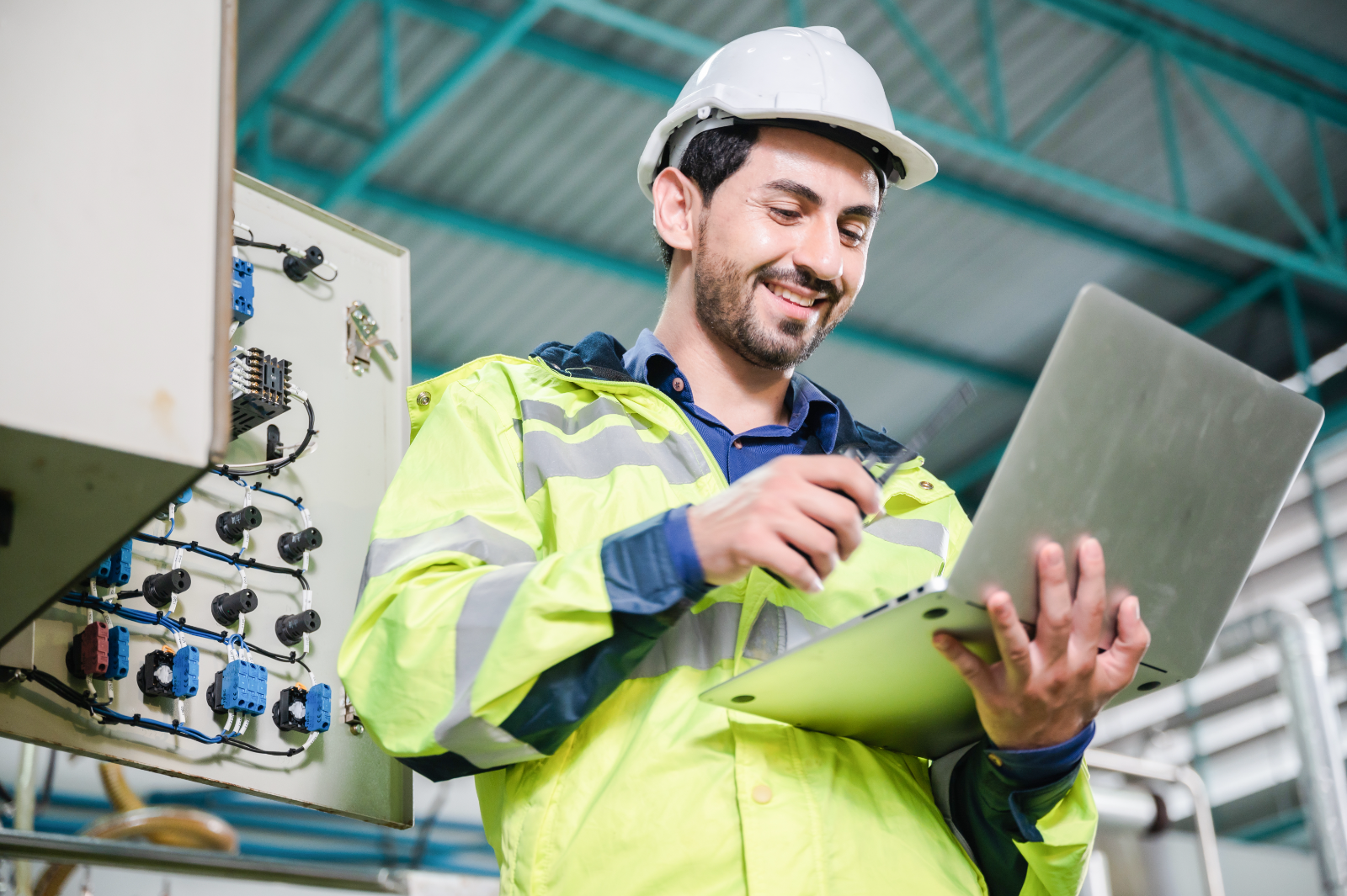Ingeniero monitoreando un tablero eléctrico