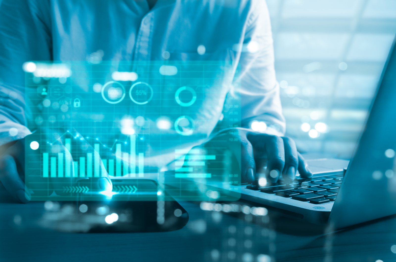Ingeniero monitoreando analítica de red en tiempo real
